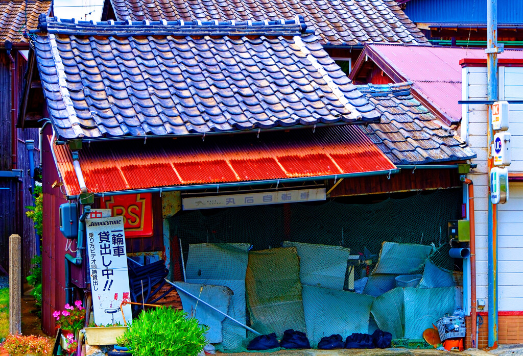 どう見ても屋根が左に傾いてるな～　（山口県萩市）
