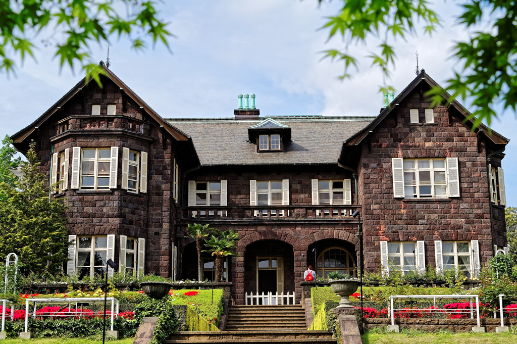 楓の新緑と洋館　旧古川庭園