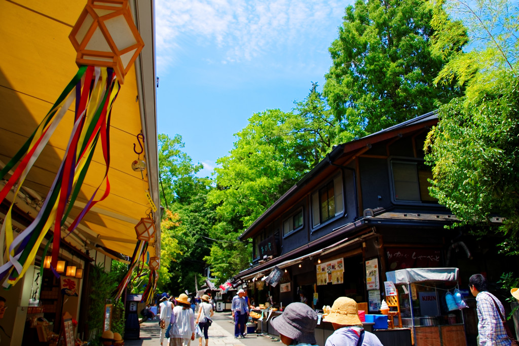 山門前の通り　深大寺にて