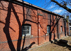 都電荒川線沿線　旧酒類総合研究所東京事務所の赤レンガの建物です