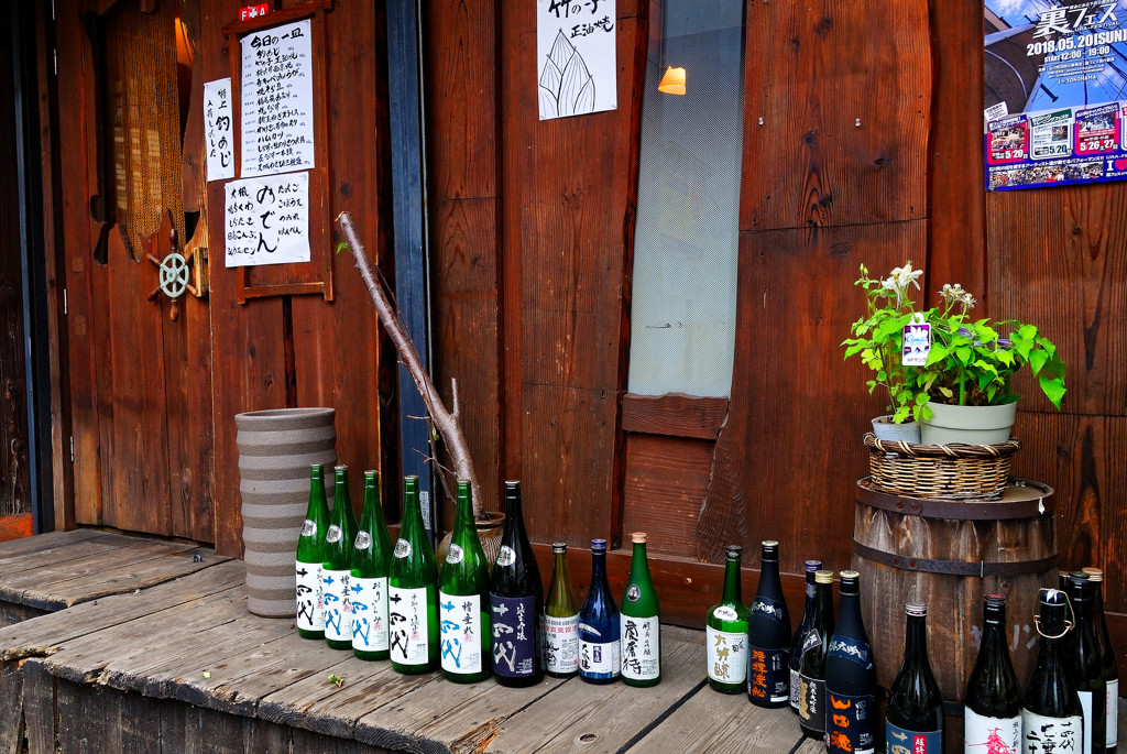 酒の瓶に誘われふらふらっと・・・　（横浜 石川町）