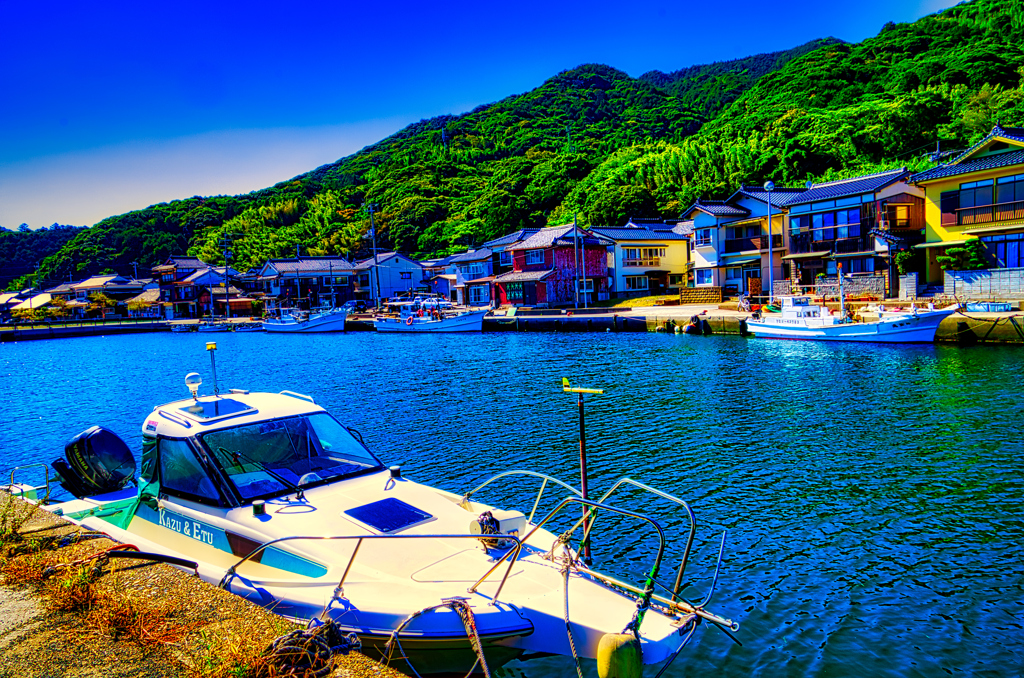 プレジャーボートと玉江浦の長閑な情景