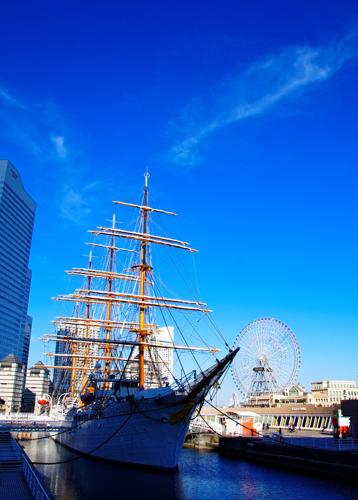 紺碧の空の下で日本丸　横浜 みなとみらいにて