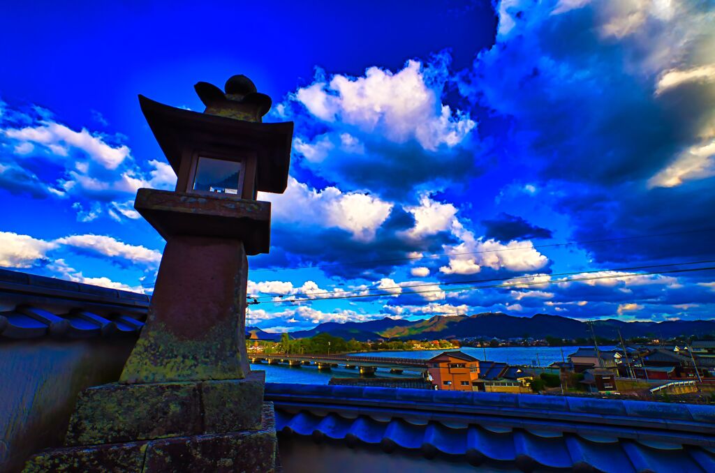 灯籠と冬の空 観音院　(山口県 萩市)