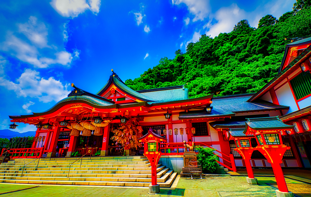 猛暑日の太鼓谷稲成神社本殿（津和野）