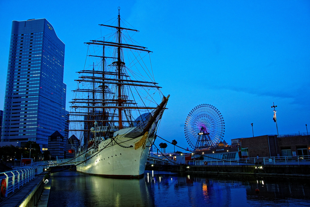 夜のとばりが下りた頃②　横浜 日本丸