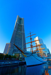日本丸とランドマークタワー　（横浜 みなとみらい）
