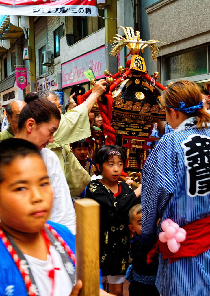 子供神輿　荒川線沿線　ジョイフル三の輪商店街にて