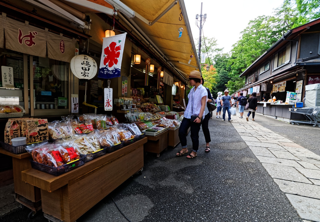 深大寺山門前の通り①