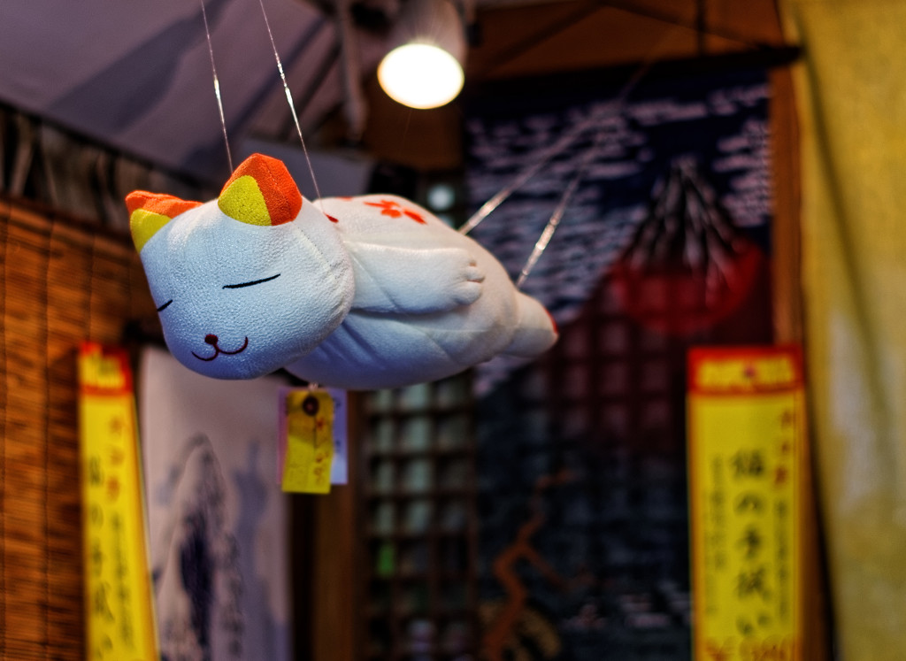 谷中銀座　猫飛んでます～
