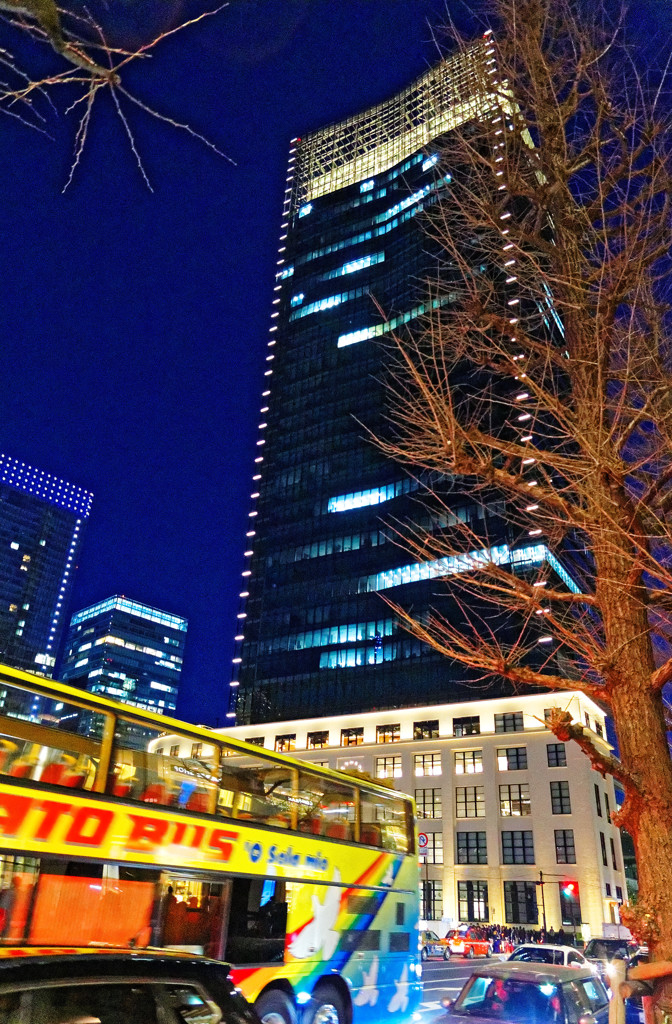 夜のとばりが下りた頃　丸の内ＫＩＴＴＥ前にて