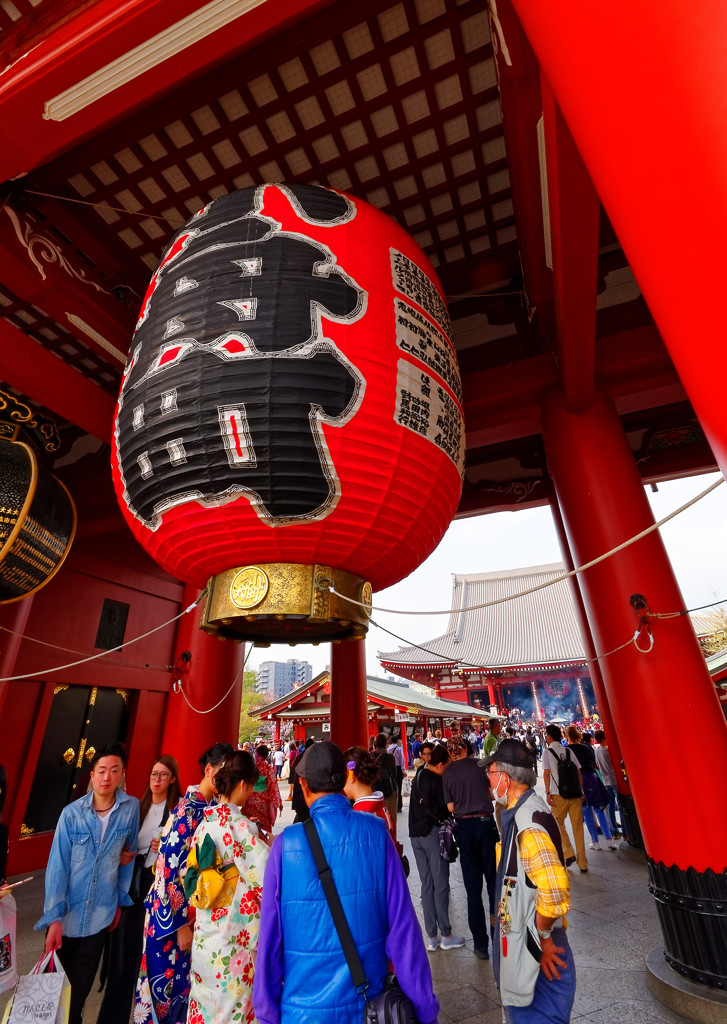 宝蔵門の提灯と着物美人　（浅草寺）