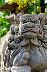 にらめっこ　尾久八幡神社の狛犬