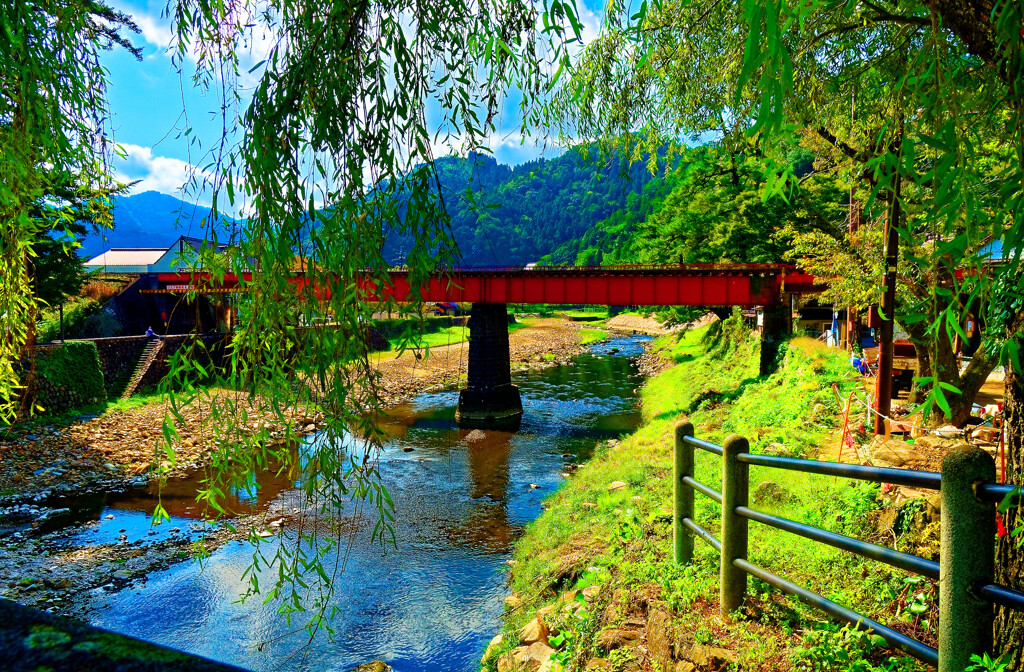 柳と鉄橋の情景　(島根県 津和野)