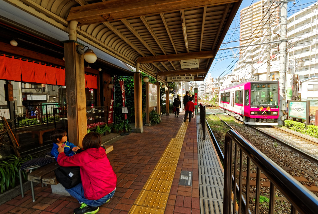 都電 庚申塚駅　これもエキナカ？ホーム上に甘味処が・・・