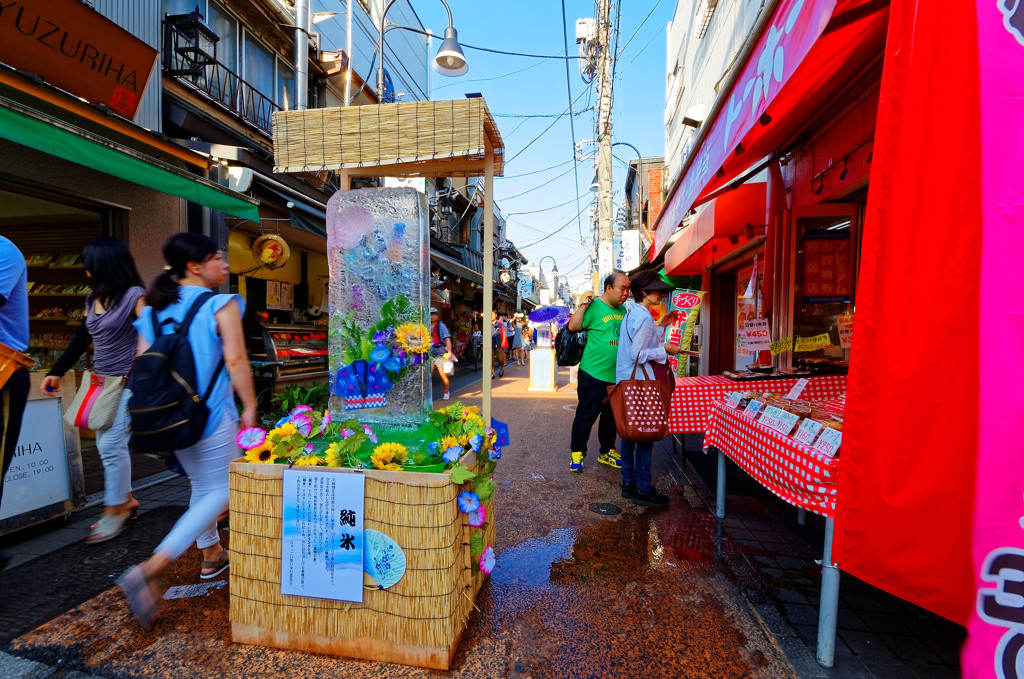 ひゃっこい祭りの氷柱　谷中銀座にて