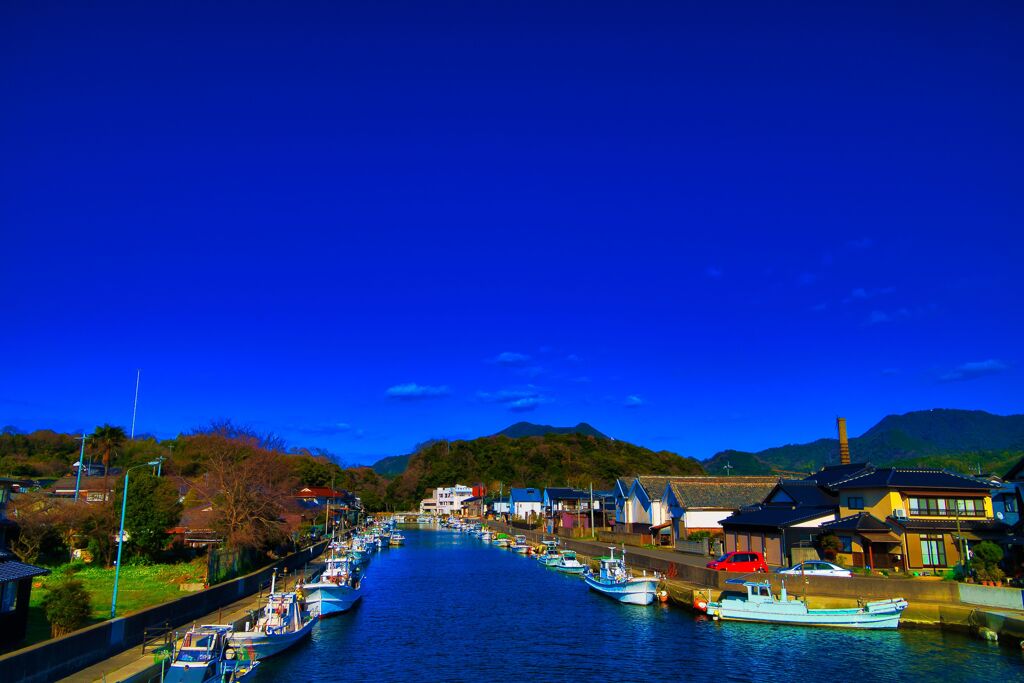 運河の上に広がる紺碧の空　(山口県萩市)