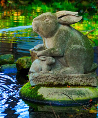 池の中に子連れ兎の像　（さいたま市 調神社）