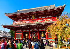 宝蔵門の賑わい　浅草 浅草寺にて