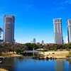 潮入の池と高層ビル群　浜離宮恩賜庭園にて