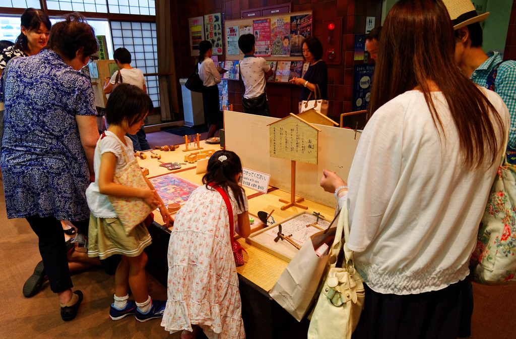 大人も子供も夢中　上野 下町風俗資料館にて