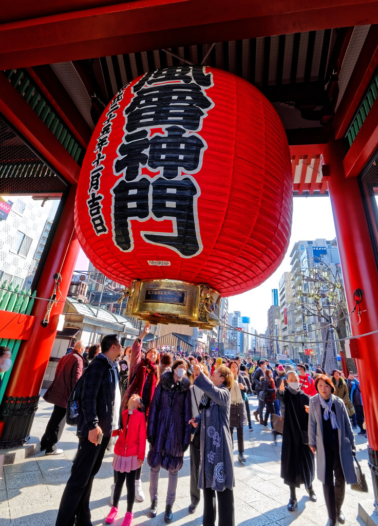 浅草ぶらり　雷門（３）見上げる人たち