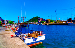 玉江漁港の情景 漁船と指月山（萩市）