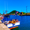 玉江漁港の情景 漁船と指月山（萩市）