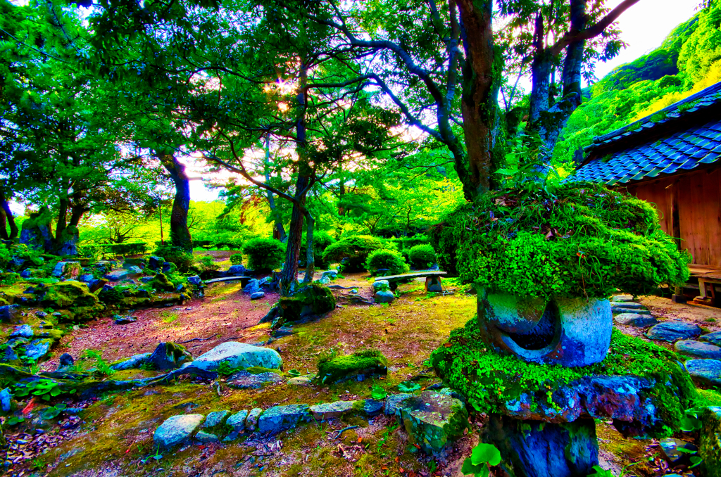 苔むす灯篭と枯山水（萩市萩城跡）