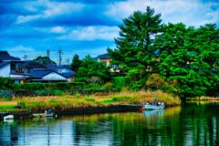 漁船係留の川辺の光景　(山口県 萩市)