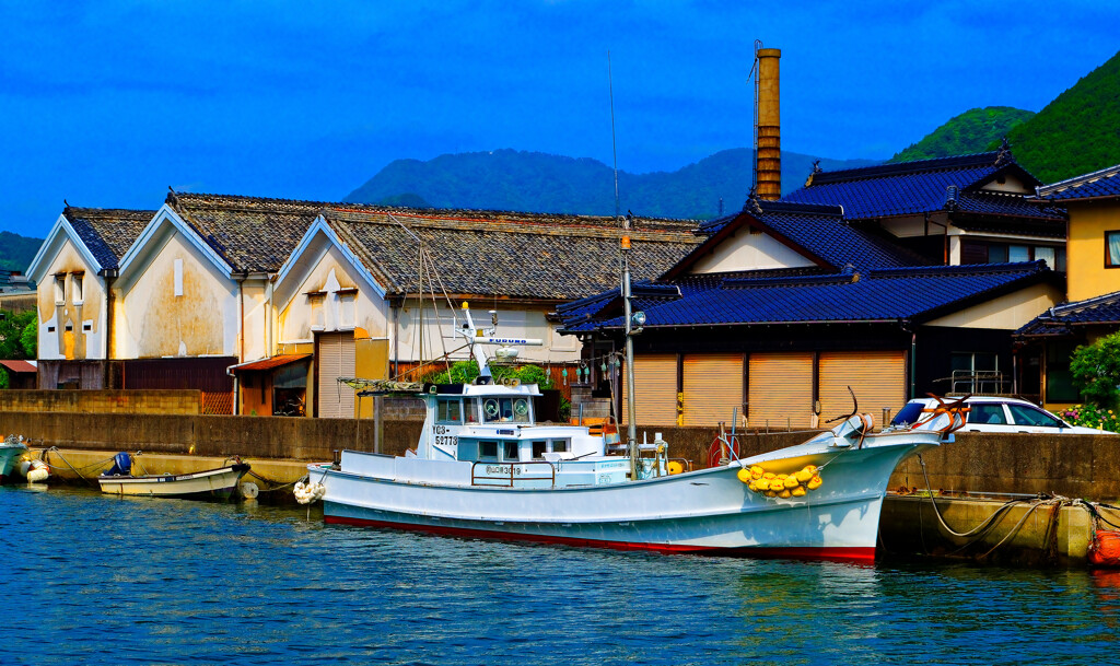 バックは日本酒の酒蔵 姥倉運河 　（山口県萩市）