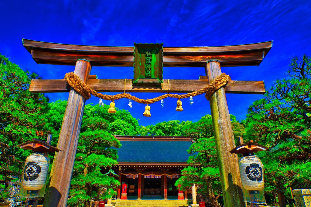 鳥居と拝殿 　（山口県萩市 松陰神社）