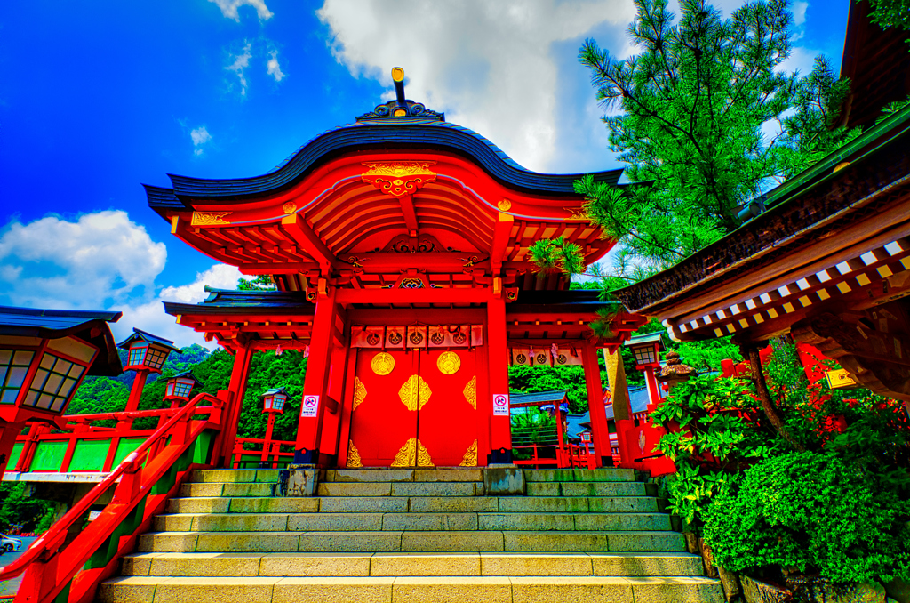 鮮やかな朱色の神門（太鼓谷稲成神社）