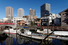 佃島　高層ビルと漁船等