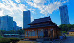 松の御茶屋と高層ビル群　浜離宮恩賜庭園にて