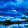 雨雲に覆われる松本川 松陰神社からの帰り道 　(山口県 萩市)
