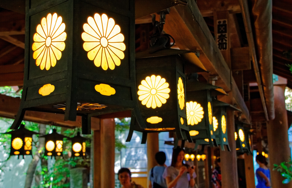 灯篭のある光景　川越氷川神社にて