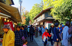 休日の深大寺　山門前の通りにて