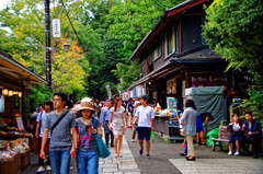 人通りが多いですね～　深大寺山門前の通りにて