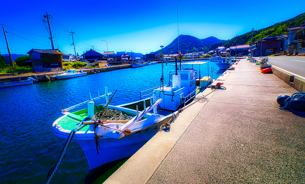 漁船と玉江浦の長閑な情景（萩市）