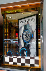 スイスの時計ブランド「ロジェ・デュブイ」　銀座並木通りにて