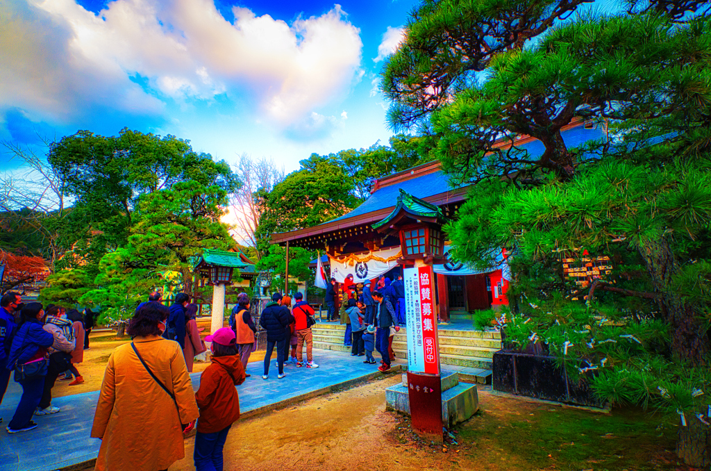 松陰神社本殿の参拝の列（山口県萩市）