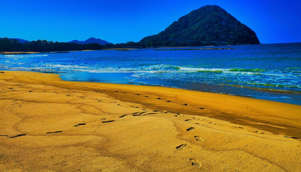 ふかふかの浜の深き足跡　(山口県萩市 菊が浜)