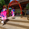 ほおずきのアーチと調布よさこいの踊り手　深大寺鬼燈祭にて