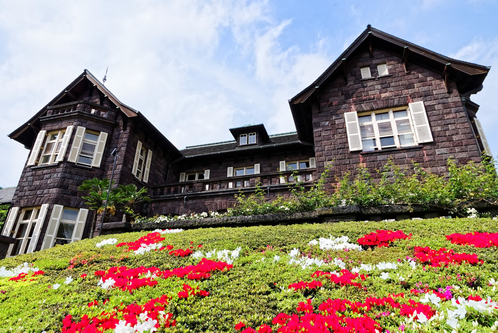ツツジと洋館　旧古川庭園（４）