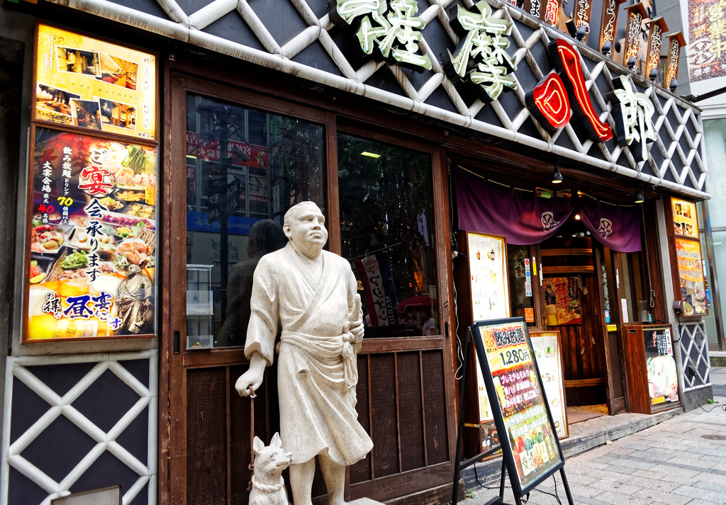 新宿探訪　西郷さんがお出迎え　東口周辺にて