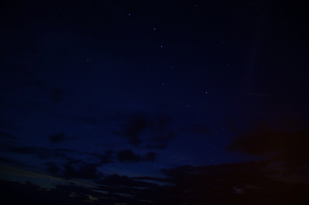 北斗七星と夜空の夜行列車