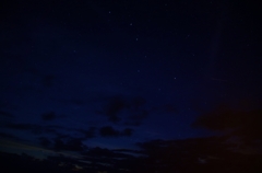 北斗七星と夜空の夜行列車