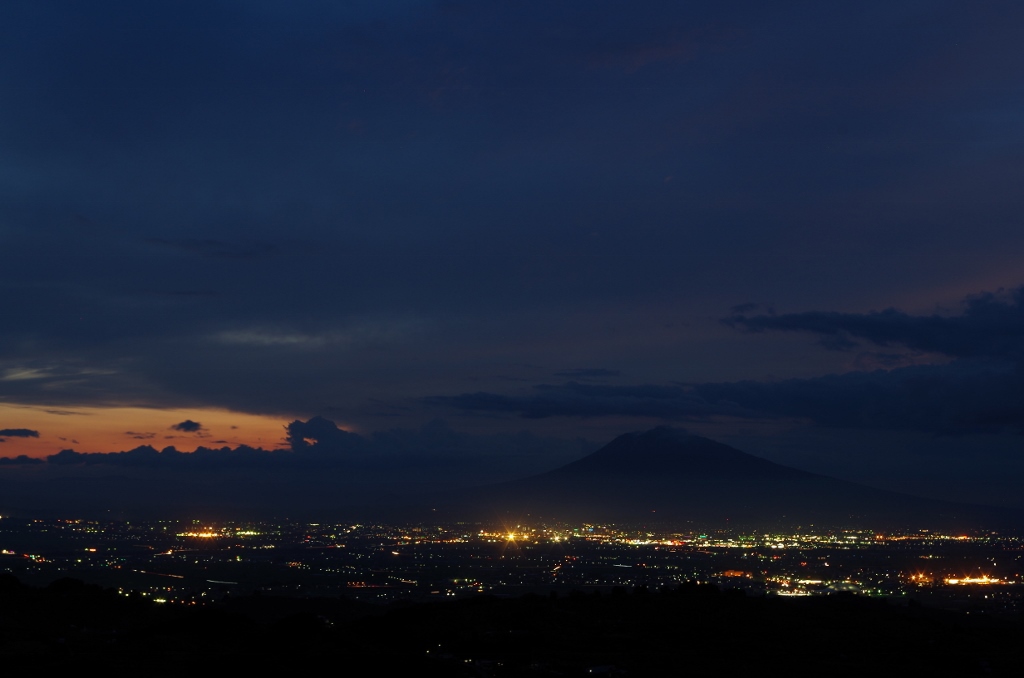 弘前の夜景と岩木山