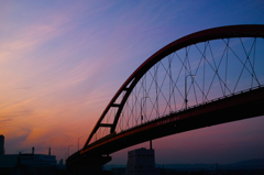 赤い鉄橋と夕空